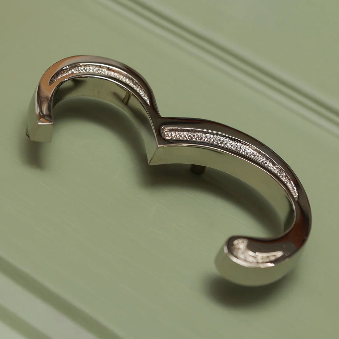 Brass bee Premium Floating Engraved House Numbers in Nickel Finish 0-9 feature a sleek, shiny design with engraved accents. Each number is crafted in nickel, showcasing a modern look suitable for home address display.