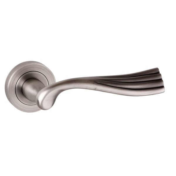 Atlantic Handles Old English Richmond Lever on Round Rose