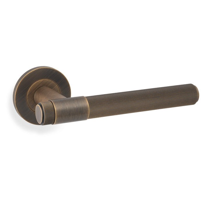 Kingston Reeded Lever on Round Rose Antique Brass