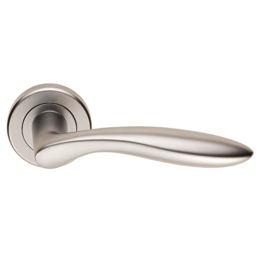 Carlisle Brass Shark Lever on Rose in a satin nickel finish, featuring a smooth, curved handle design and a round rose. This door handle is suitable for various interior doors.