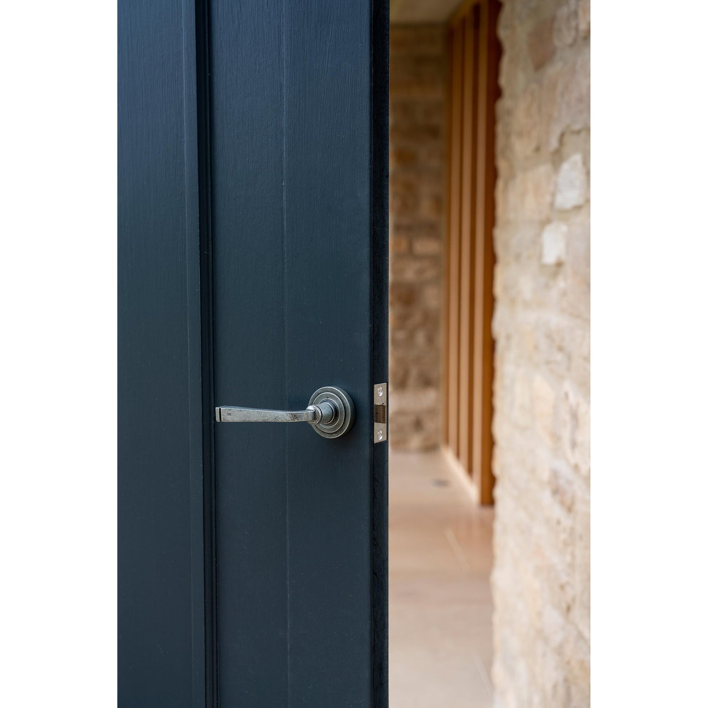 Avon Round Lever on Rose Set (Sprung)