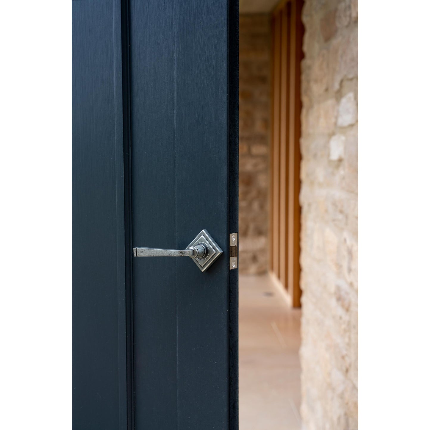 Avon Round Lever on Rose Set (Sprung)