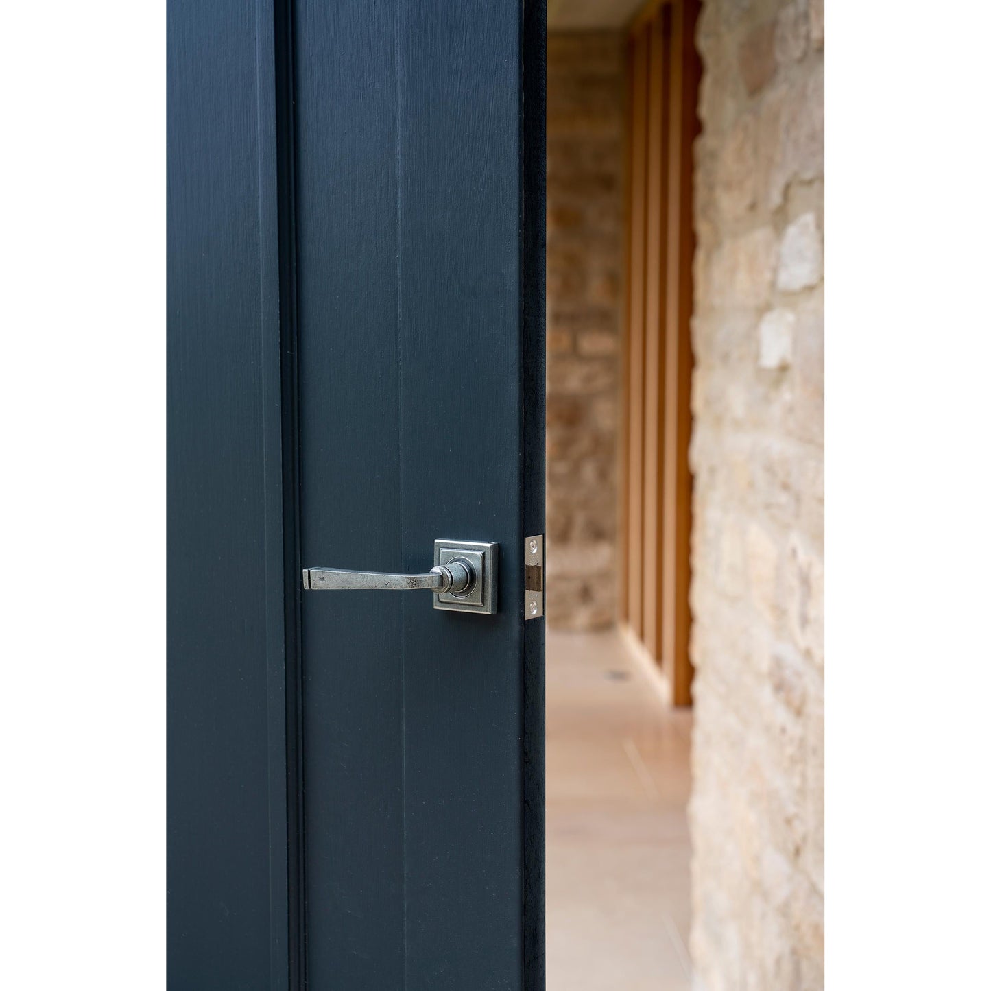 Avon Round Lever on Rose Set (Sprung)