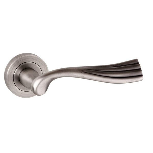 Atlantic Handles Old English Richmond Lever on Round Rose