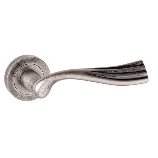 Atlantic Handles Old English Richmond Lever on Round Rose