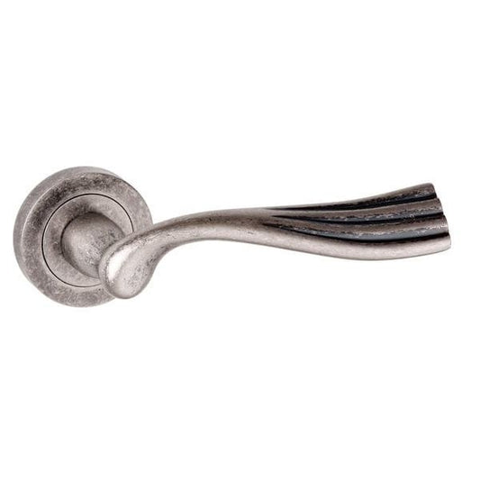 Atlantic Handles Old English Richmond Lever on Round Rose