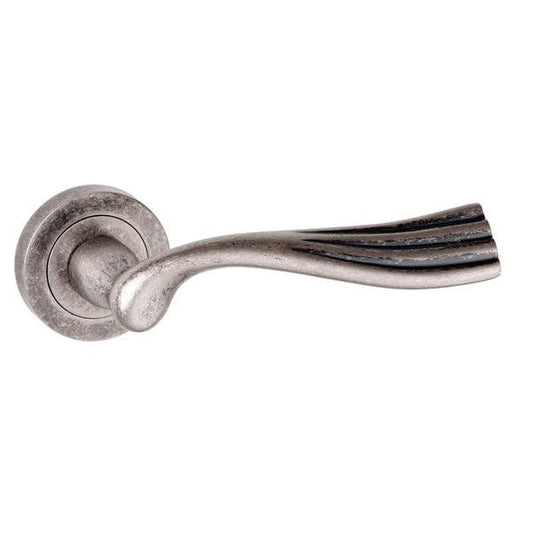 Atlantic Handles Distressed Silver Old English Richmond Lever on Round Rose
