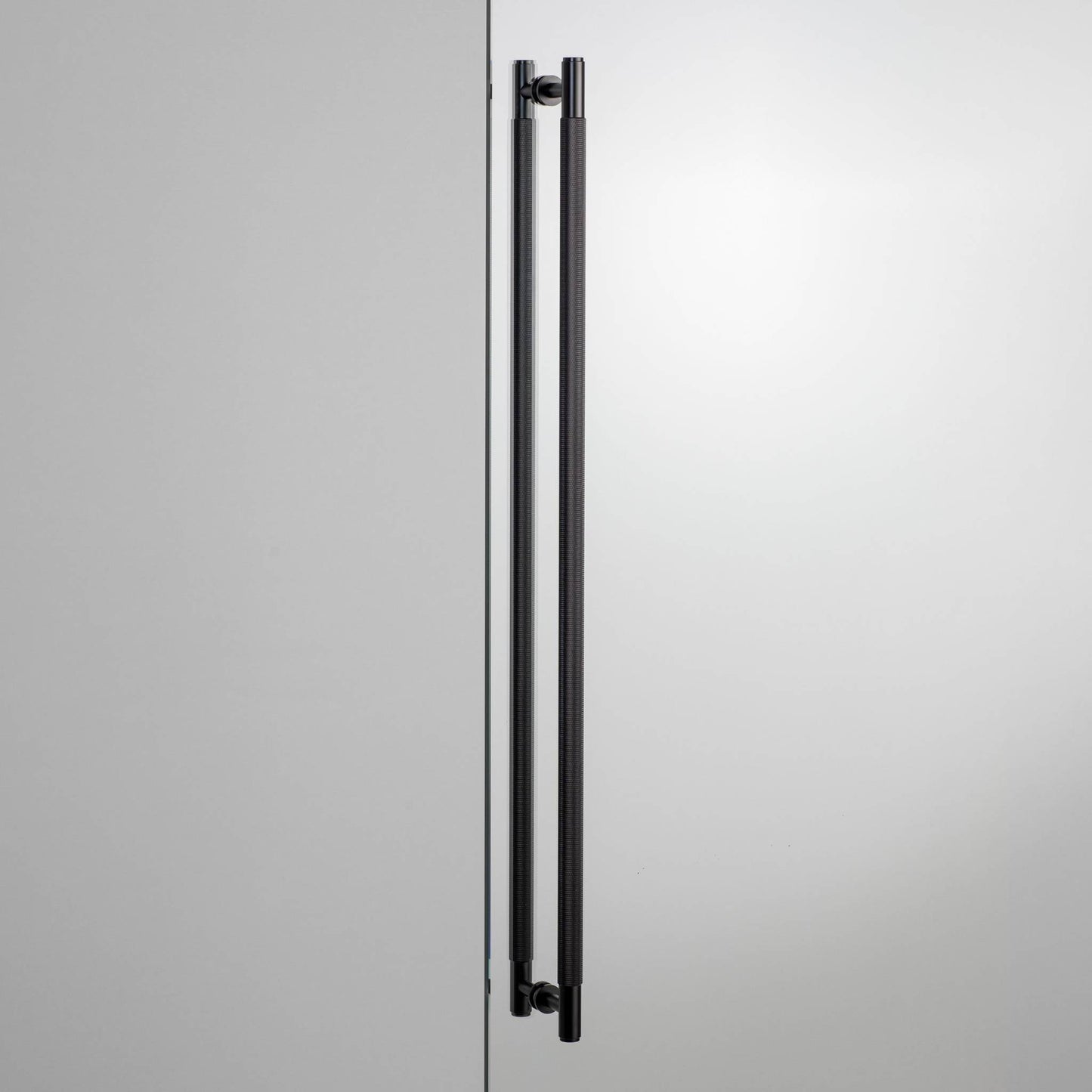 Closet Bar / Double-Sided / Cross Black